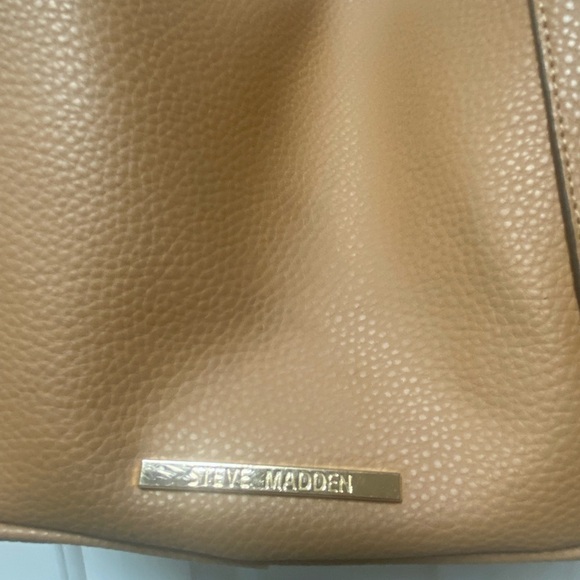Steve Madden Lucia Large Tan Tote Bag
Detachable straps, multiple compartments - Picture 2 of 11